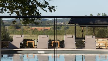 Piscine extérieure (ouverte en saison), chaises longues