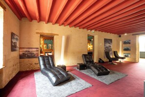 Library - Hôtel Le Paddock (Magny-Cours)