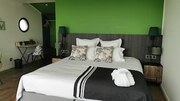 Ropa de cama de alta calidad y caja de seguridad en la habitación