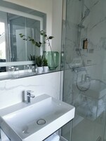 Suíte, 1 cama King e sofá-cama, terraço (Duplex) | Banheiro | Produtos de toalete grátis, secador de cabelo, toalhas de banho 