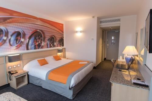 Ropa de cama de alta calidad y caja de seguridad en la habitación 