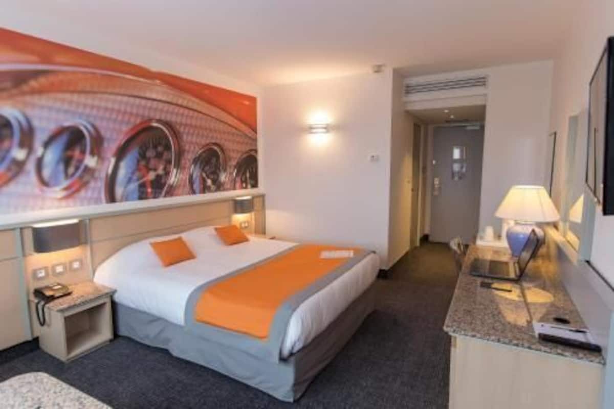 Premium bedding, in-room safe, desk, blackout curtains