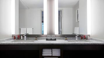 Combined shower/tub, designer toiletries, hair dryer, towels