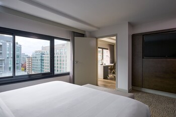 1 bedroom, premium bedding, down comforters, in-room safe at Washington Marriott Georgetown