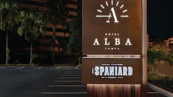 Placa do Hotel Alba Tampa, destacando sabores locais como a culinária espanhola.