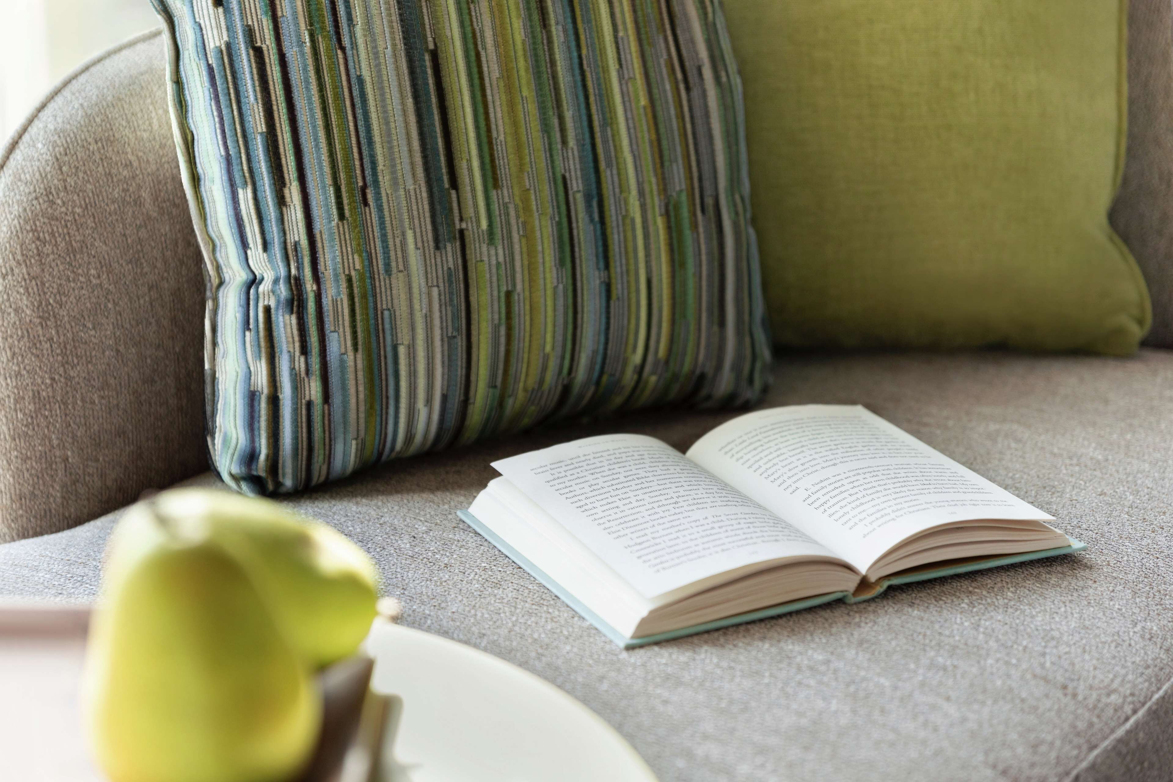 room, 1 queen bed | living area | flat-screen tv