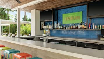 2 bars/lounges, lobby lounge