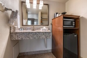 1 bedroom, premium bedding, desk, laptop workspace