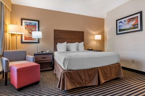 Hochwertige Bettwaren, Schreibtisch, laptopgeeigneter Arbeitsplatz