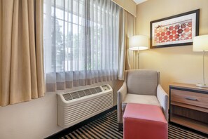 Premium bedding, desk, laptop workspace, iron/ironing board - Best Western Town House Lodge (Modesto)
