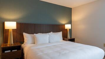 Suite, 1 cama King size y sofá cama, para no fumadores | Escritorio, cortinas blackout y tabla de planchar con plancha