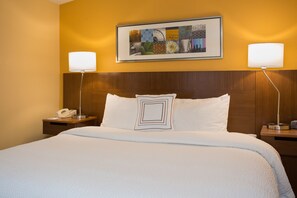 Escritorio, cortinas blackout y tabla de planchar con plancha 