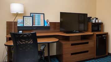 Bureau, rideaux d’obscurcissement, fer et planche à repasser