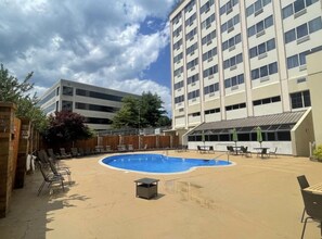 Una piscina al aire libre de temporada