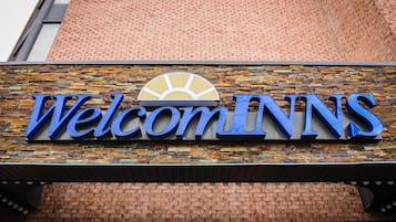 Un edificio in mattoni con un'insegna che recita 'Welcome INNS'.