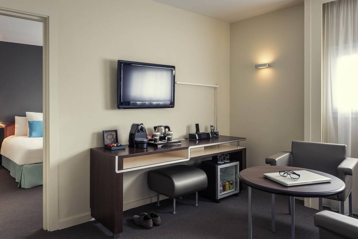 Suite, 1 King Bed | Premium bedding, in-room safe, desk, blackout drapes