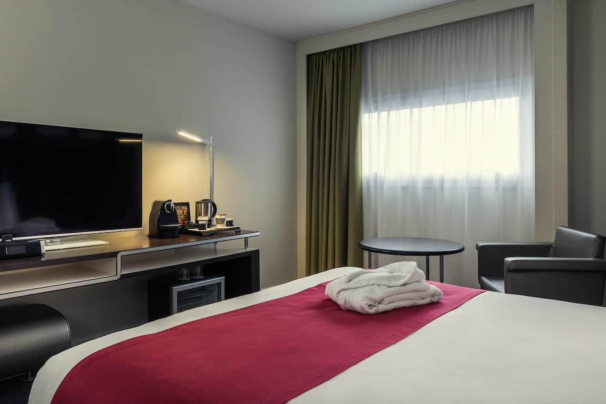 Premium bedding, in-room safe, desk, blackout curtains