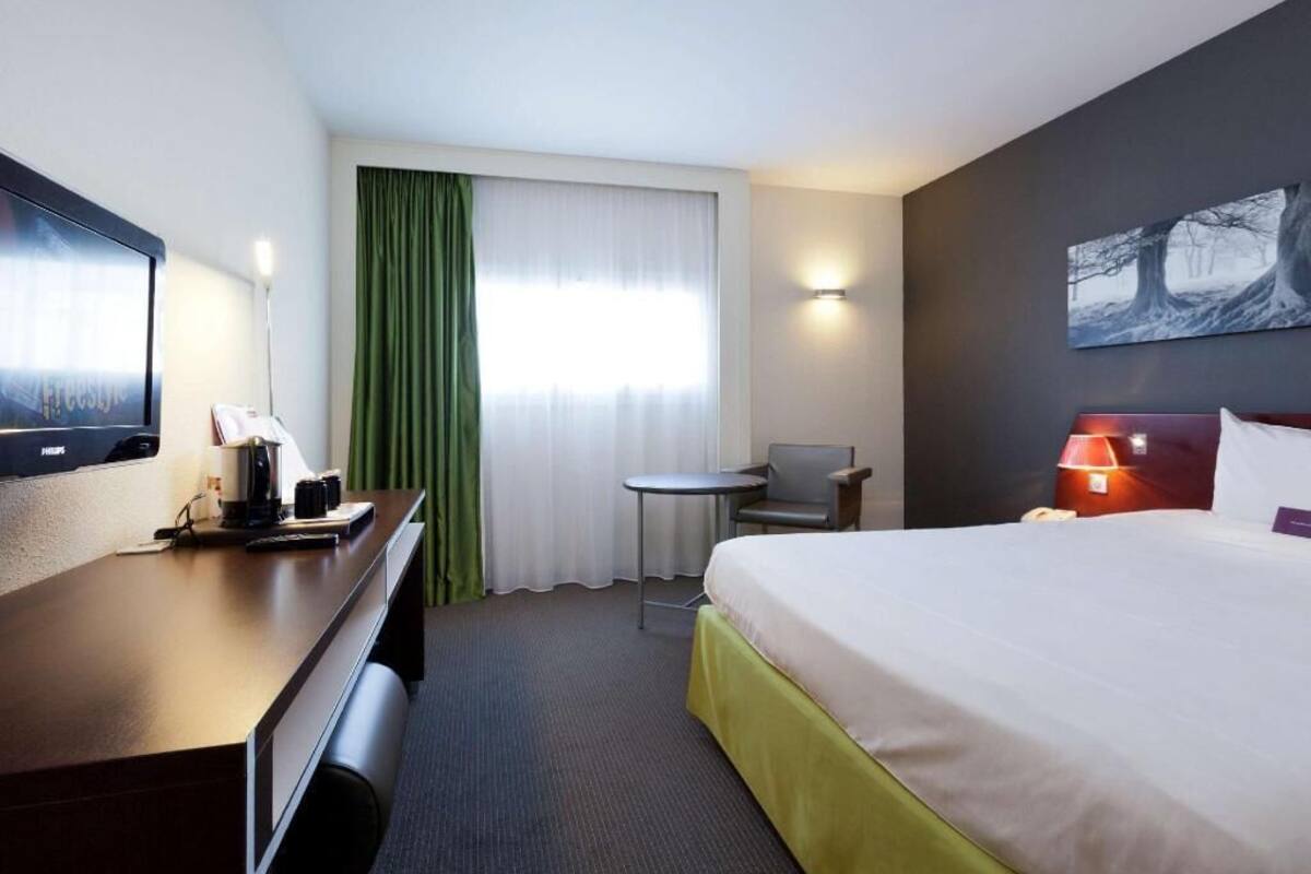 Premium bedding, in-room safe, desk, blackout drapes