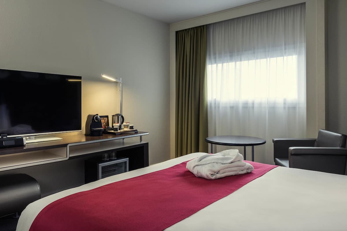 Premium bedding, in-room safe, desk, blackout curtains