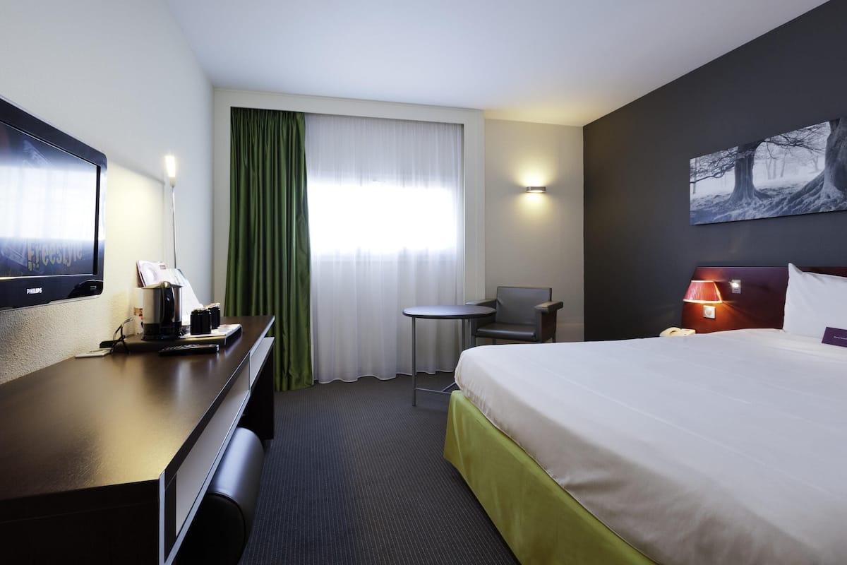 Standard Room, 1 Double Bed | Premium bedding, in-room safe, desk, blackout drapes