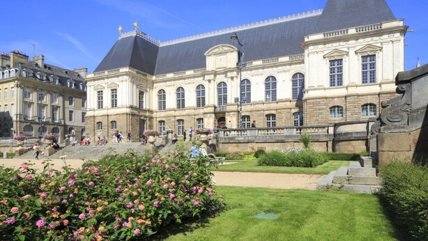 A historic building with a large central courtyard, stone facade, and a prominent entrance with steps leading up to it. - Mercure Rennes Centre Gare (Rennes)