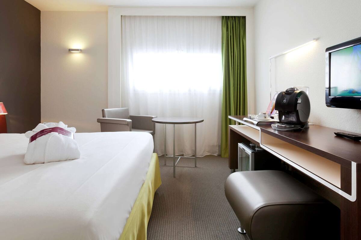 Premium bedding, in-room safe, desk, blackout drapes