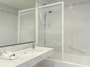 Ropa de cama de alta calidad y caja de seguridad en la habitación 