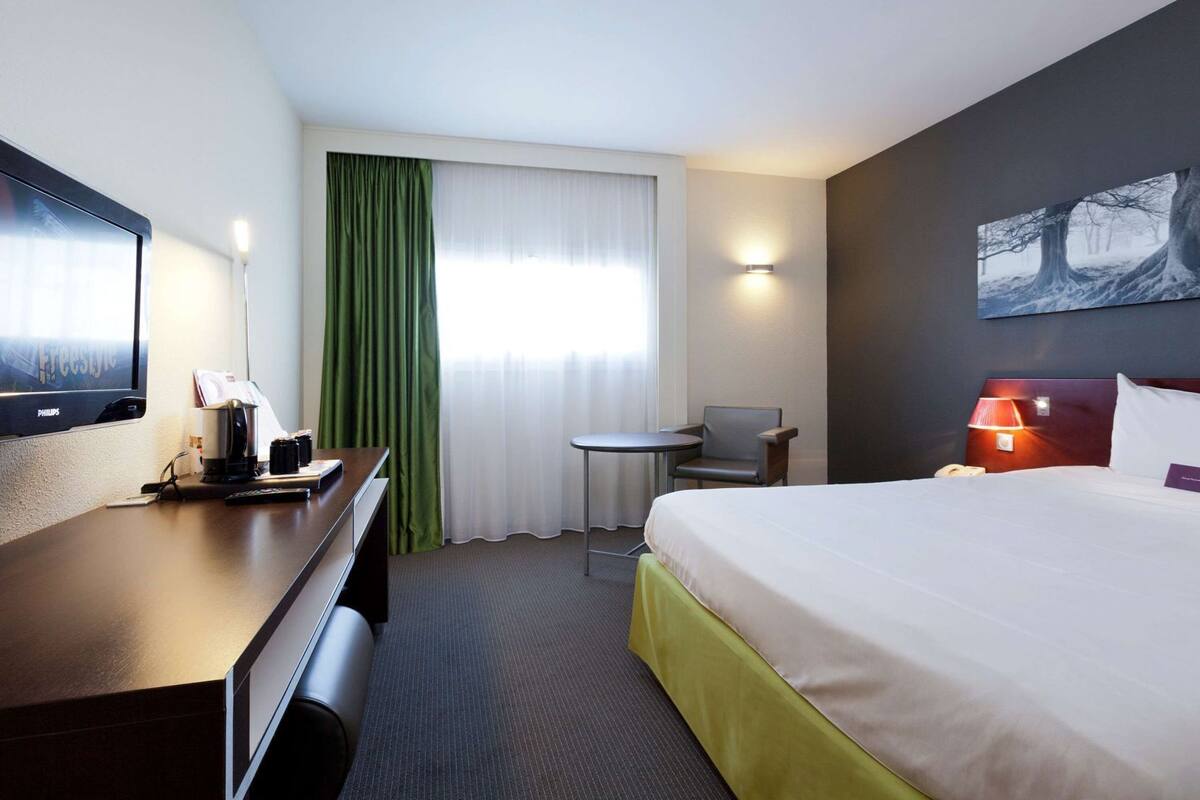 Premium bedding, in-room safe, desk, blackout drapes