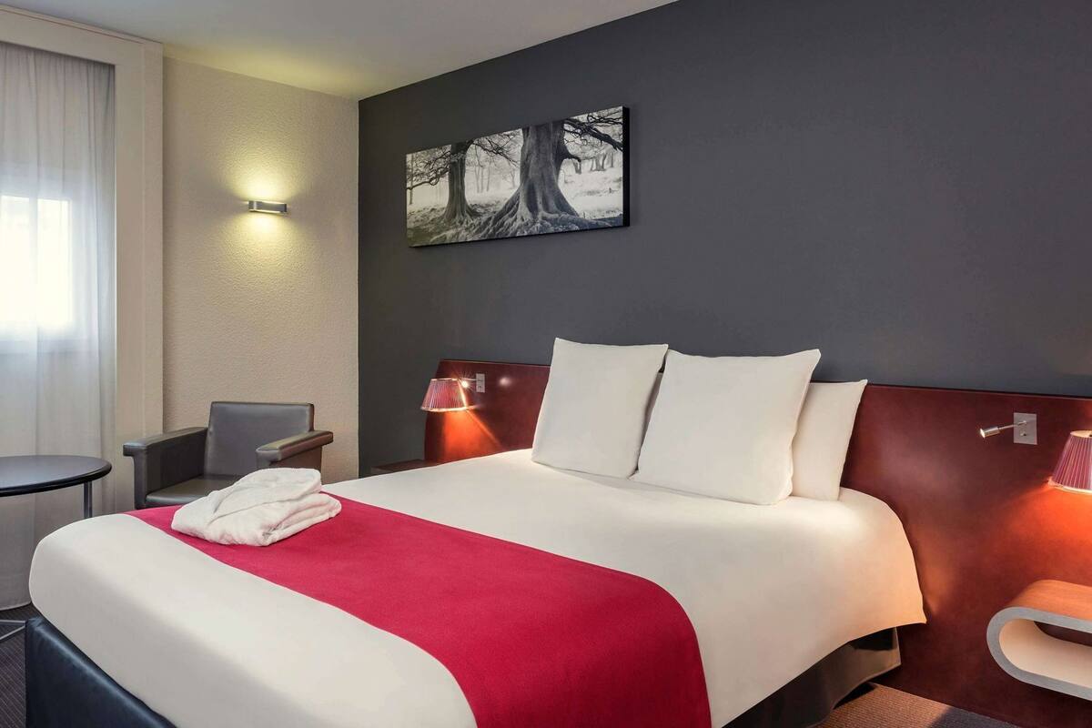 Premium bedding, in-room safe, desk, blackout drapes