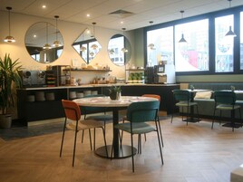 Desayuno buffet diario (EUR 21.00 por persona)