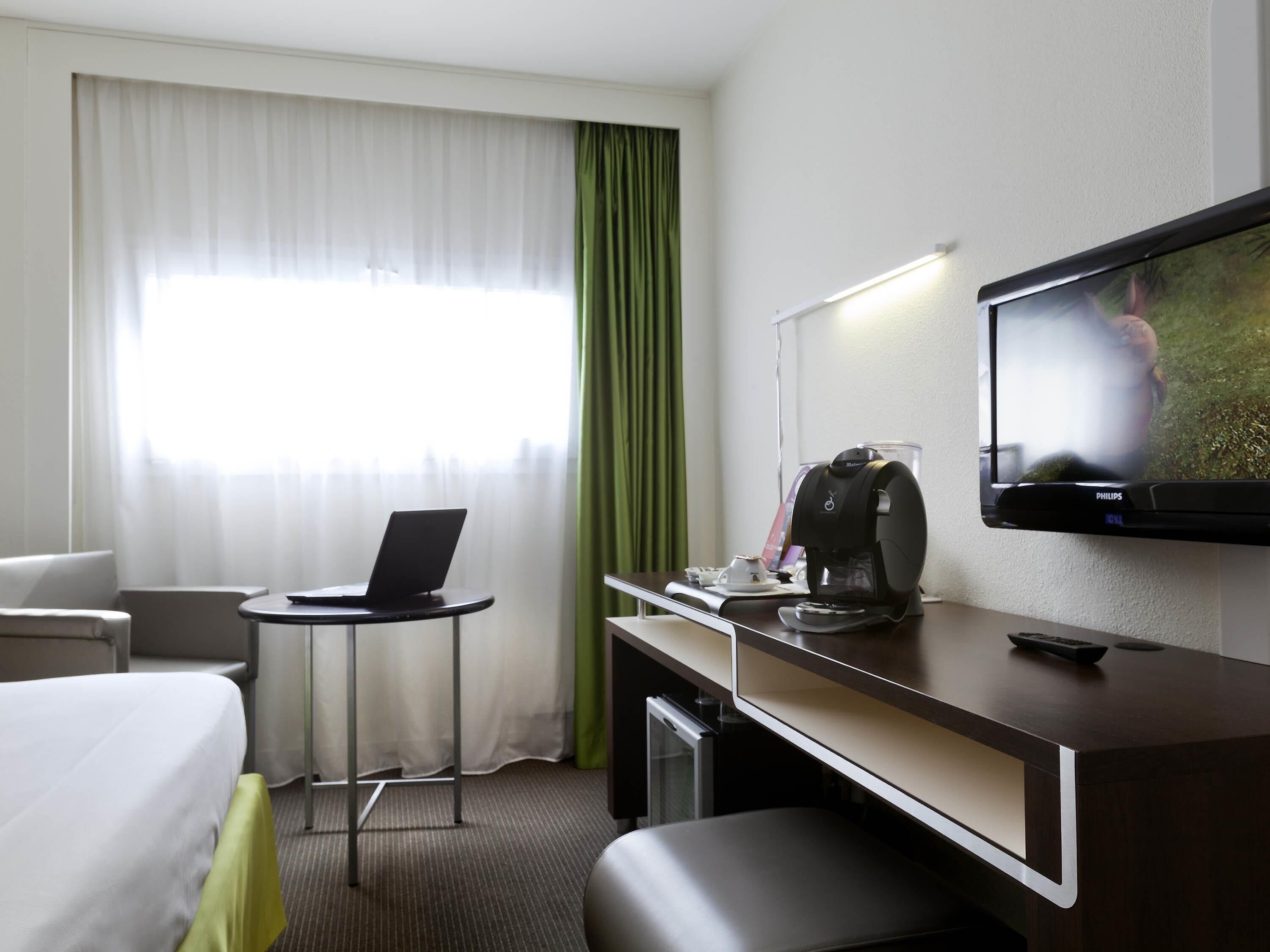Standard Room, 1 Double Bed | Premium bedding, in-room safe, desk, blackout drapes