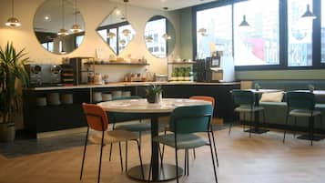 Café da manhã com buffet todos os dias mediante uma taxa