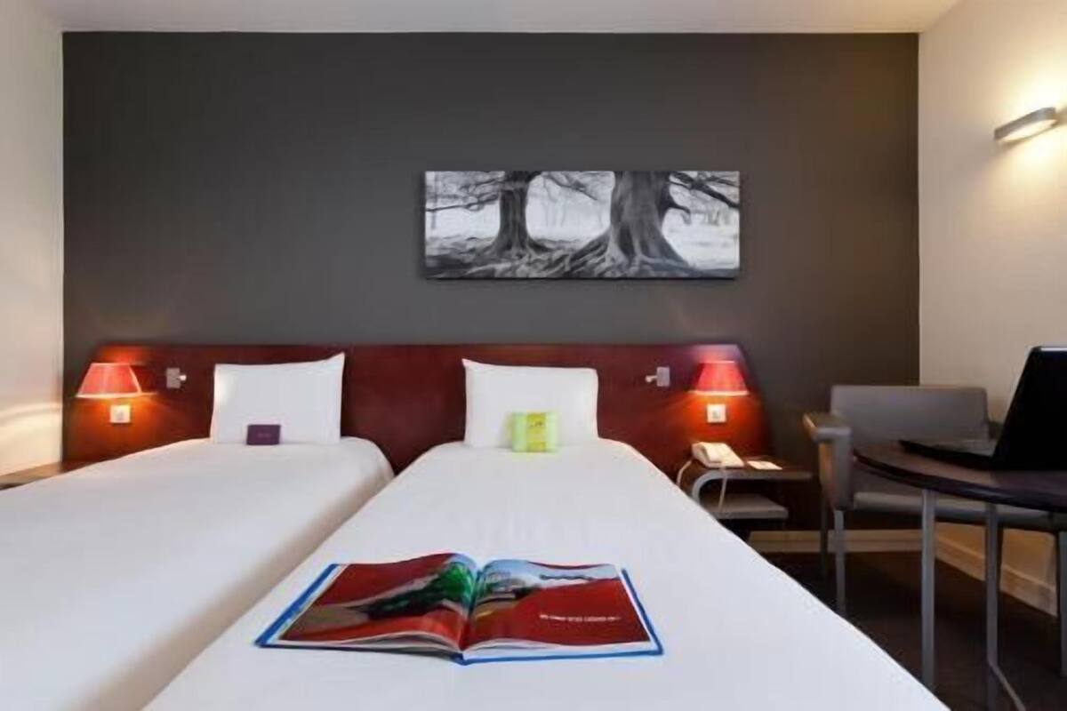 Premium bedding, in-room safe, desk, blackout drapes