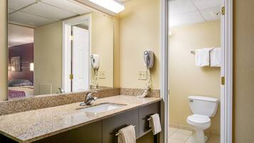 Bañera con ducha, artículos de tocador gratuitos, secador de pelo