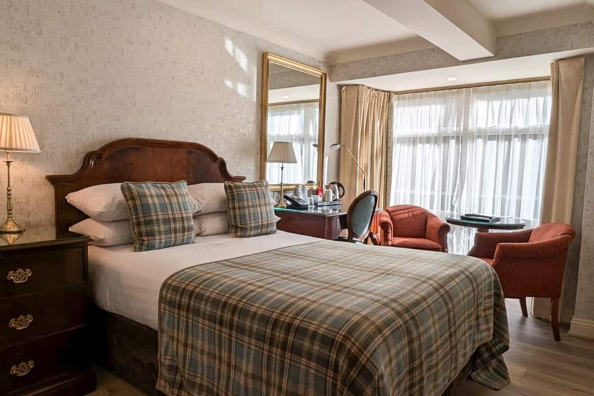 economy double room | in-room safe, individually decorated, desk, laptop workspace