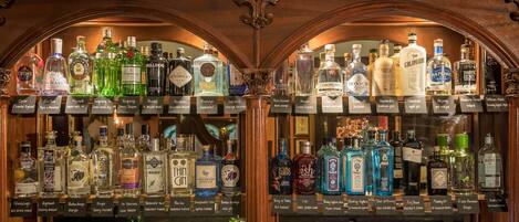 Una licorería con estantes llenos de botellas de ginebra.