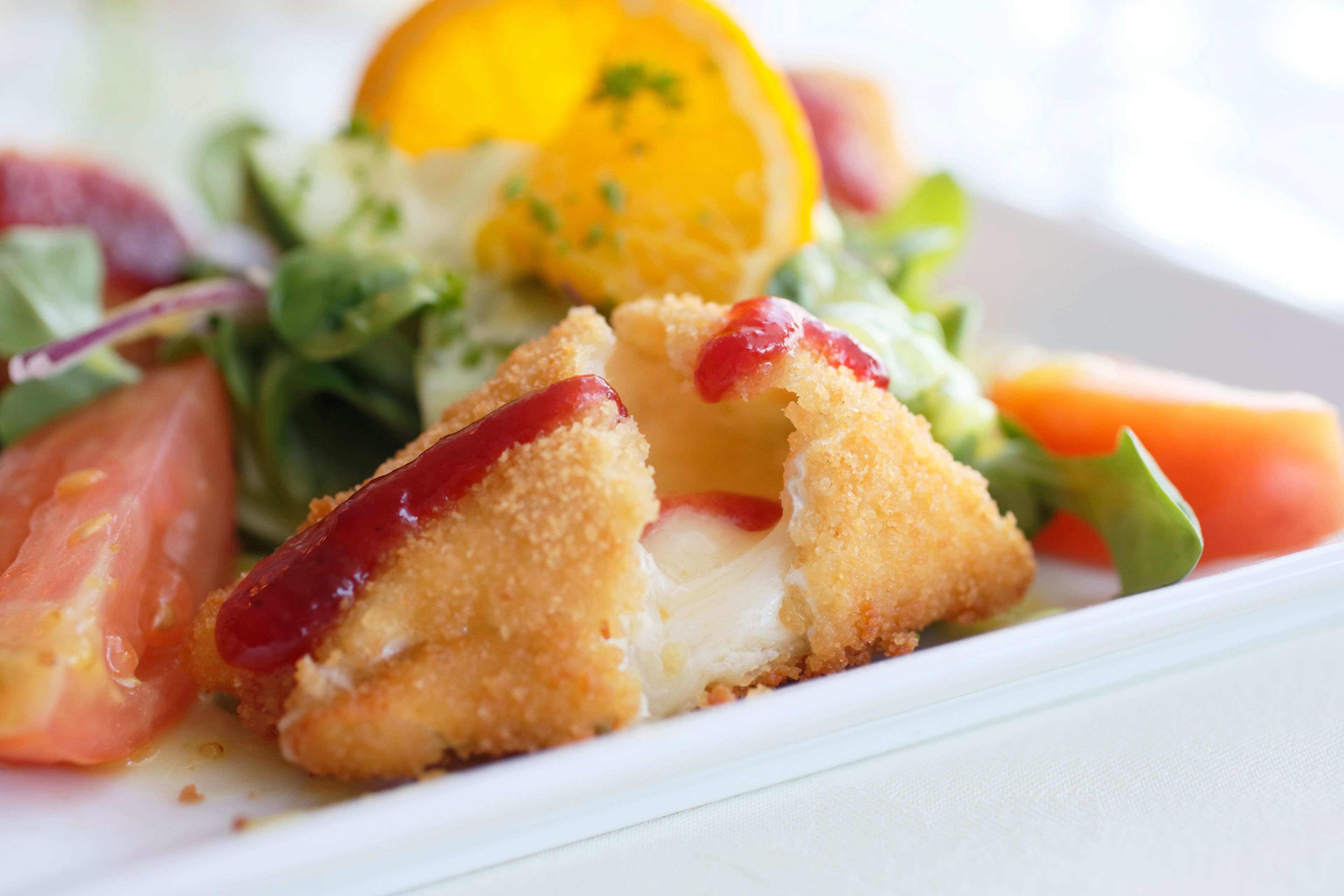 Primer plano de una ensalada con diversos ingredientes.