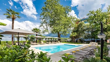 Piscine extérieure, parasols de plage, chaises longues