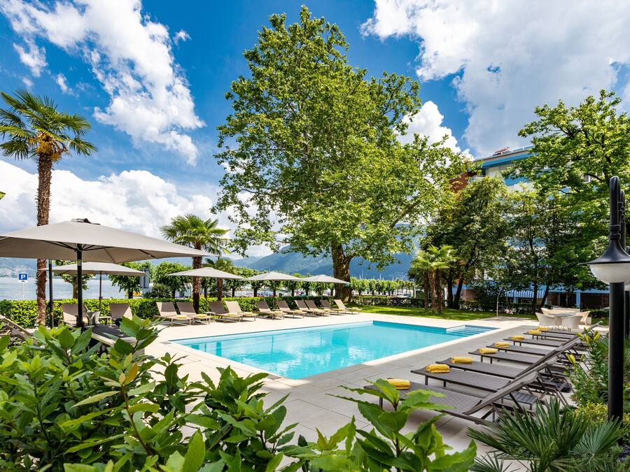 Piscine extérieure, parasols de plage, chaises longues