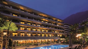 Piscine extérieure, parasols de plage, chaises longues