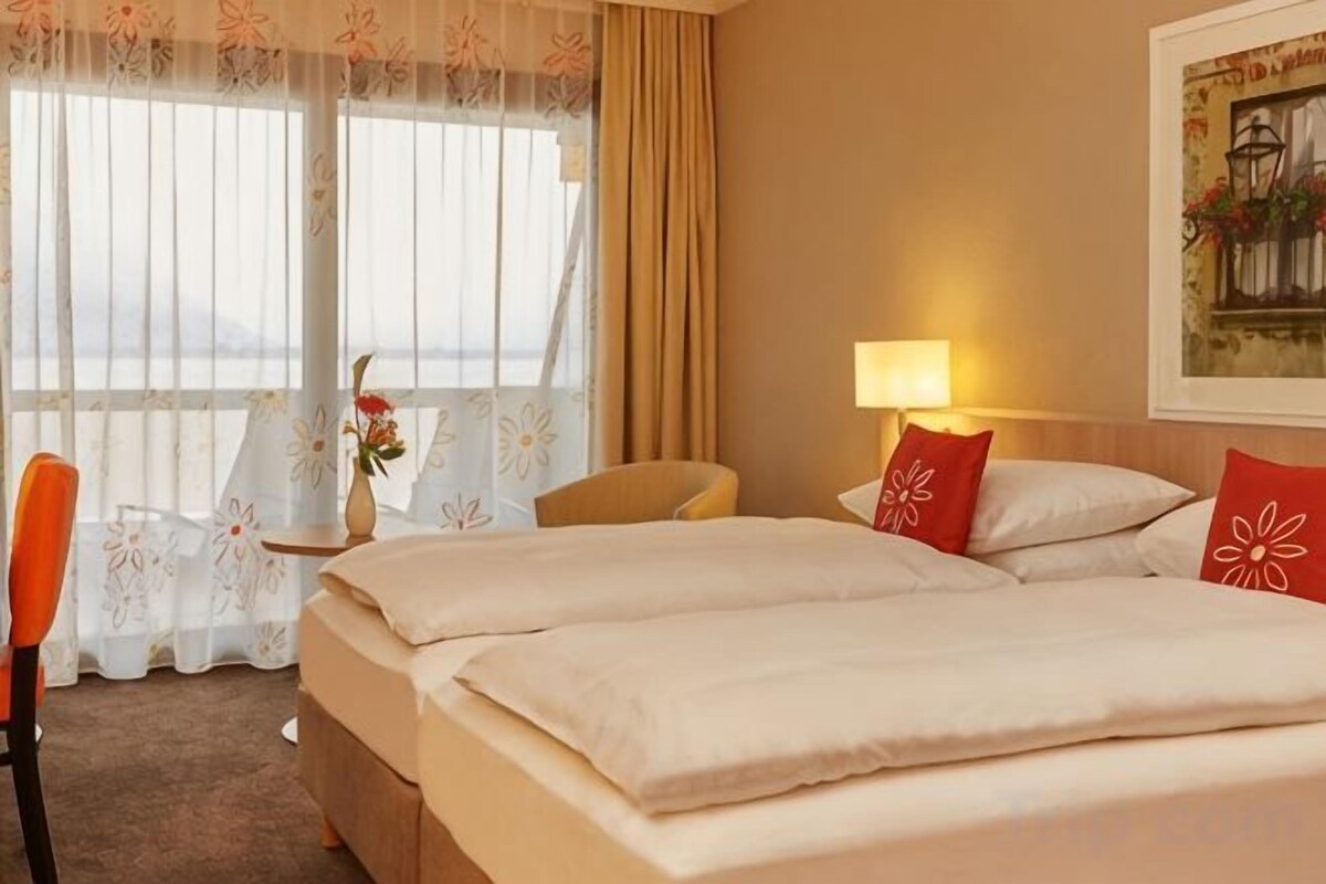 Hypo-allergenic bedding available, in-room safe, desk, blackout drapes