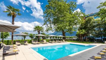 Außenpool, geöffnet von 07:00 Uhr bis 22:00 Uhr, Sonnenschirme