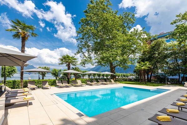 Utomhuspool, öppet 07.00 till 22.00, parasoller och solstolar