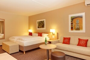Hypo-allergenic bedding, in-room safe, desk, blackout drapes - H4 Hotel Arcadia Locarno (Locarno)