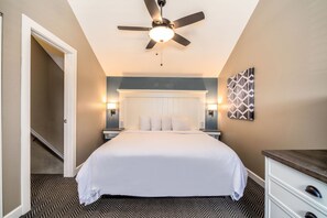 Cubrecamas y caja de seguridad en la habitación 