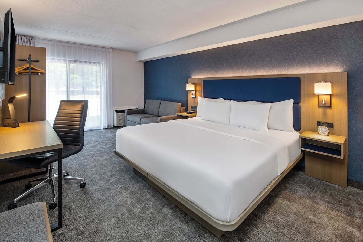 Standard Room, 1 Kind bed 1 Sofa Bed - Ground Floor, Non-Smoking | Premium bedding, pillow-top beds, desk, blackout curtains