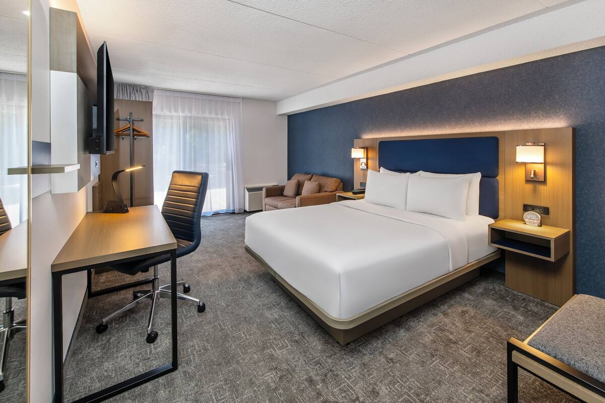 Business Room, 1 Queen Bed, Non Smoking (Upgrade, Ground Floor) | Premium bedding, pillow-top beds, desk, blackout curtains