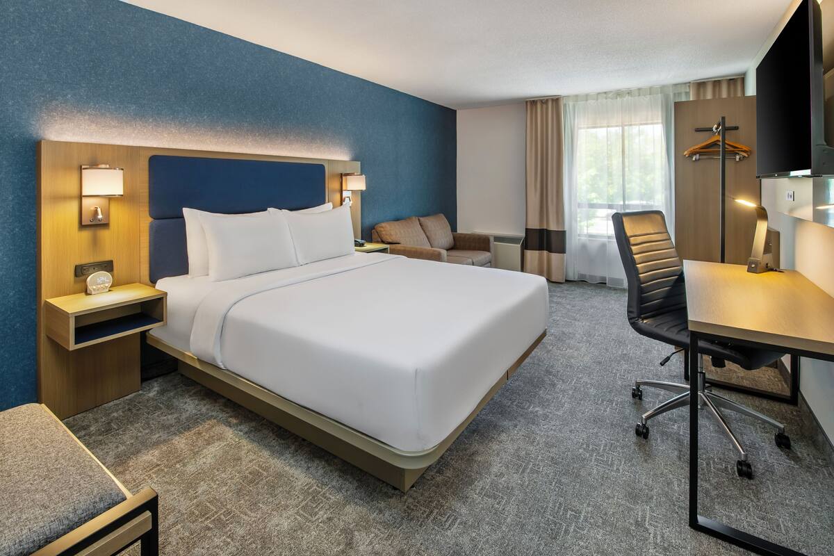 Room, 1 Queen Bed with Sofa bed, Non Smoking | Premium bedding, pillow-top beds, desk, blackout curtains