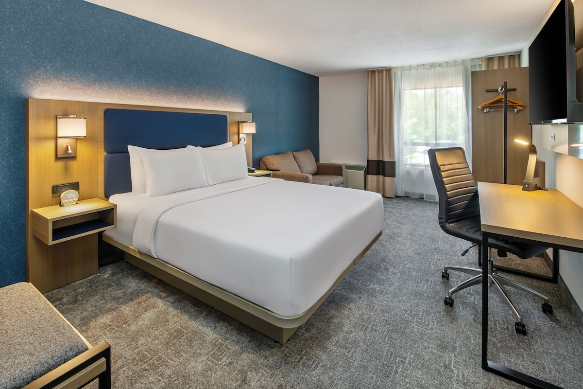 Room, 1 Queen Bed with Sofa bed, Non Smoking | Premium bedding, pillow-top beds, desk, blackout curtains