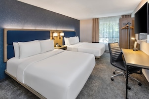 Quarto standard, 2 camas Queen, para não fumantes (Upper Floor) | Roupas de cama premium, camas com colchões pillow-top, escrivaninha